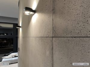 wandverkleidung_beton_slimbeton_classic_216grey_stark_concrete-lcda_wand_wandpaneele_betonwand_betonpaneele_wohn-room
