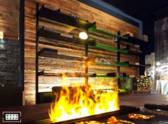 wandverkleidung_holz_scheunenholz_braun_holzwand_holzpaneele_wandpaneele_wand_wohn-room