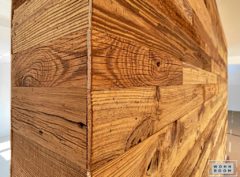 wandverkleidung_holz_scheunenholz_braun_holzwand_holzpaneele_wandpaneele_wand_wohn-room